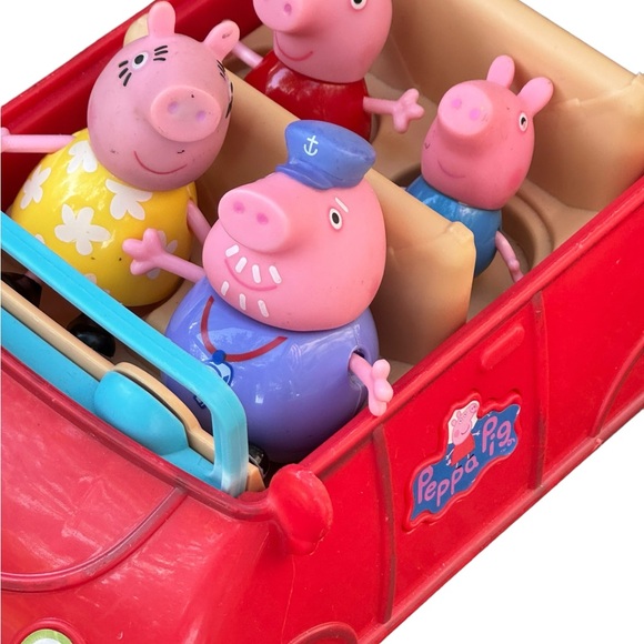 Disney Peppa Pig red family adventurous car with 4 figures - Picture 5 of 10
